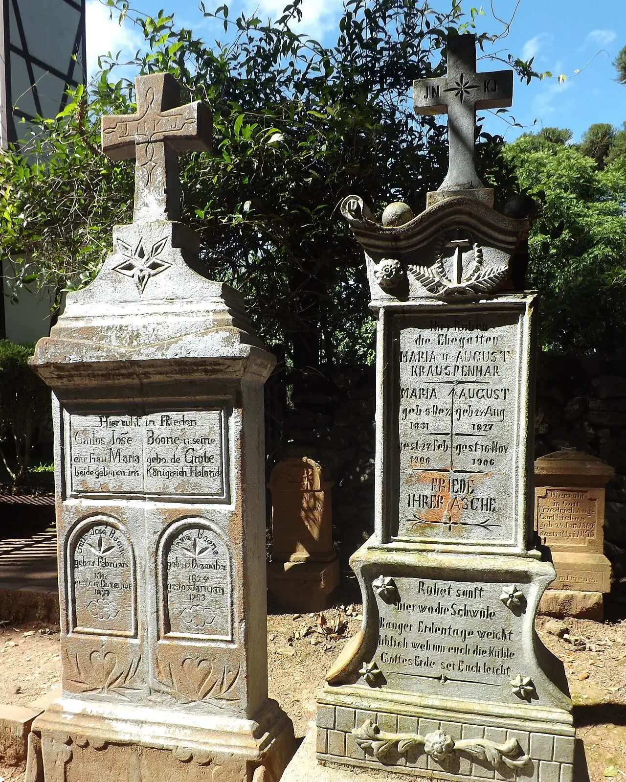 Lápides antigas, com inscrições em alemão, no cemitério da Aldeia Histórica