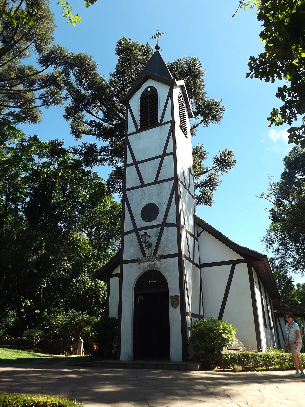 A torre em enxaimel da capela do Parque Aldeia do Imigrante, vista de baixo
