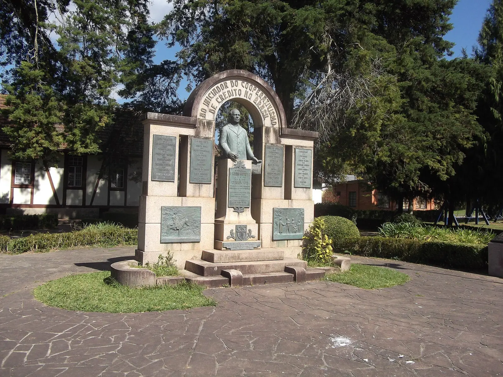 Monumento ao padre Theodor Amstad na praça de Linha Imperial