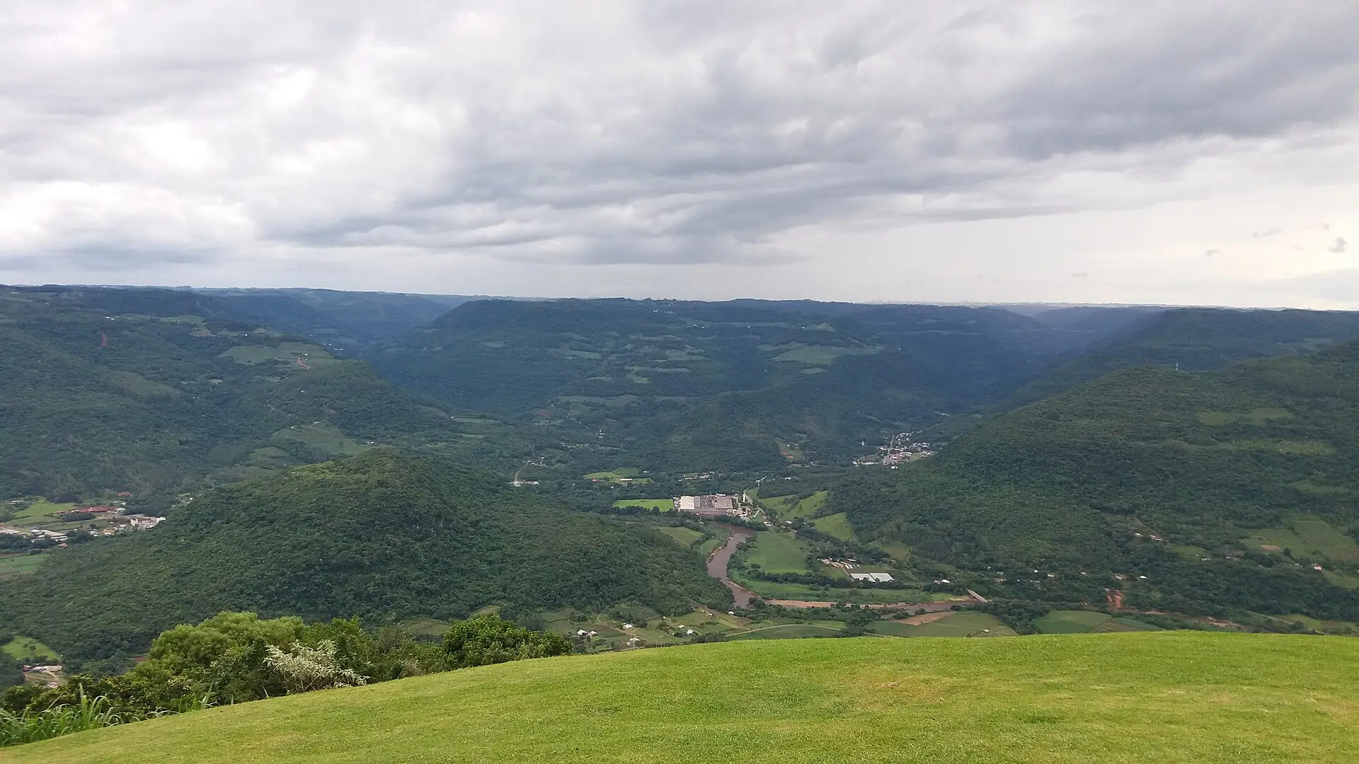 Vista do vale do alto do Ninho das Águias, com morros cobertos de mata