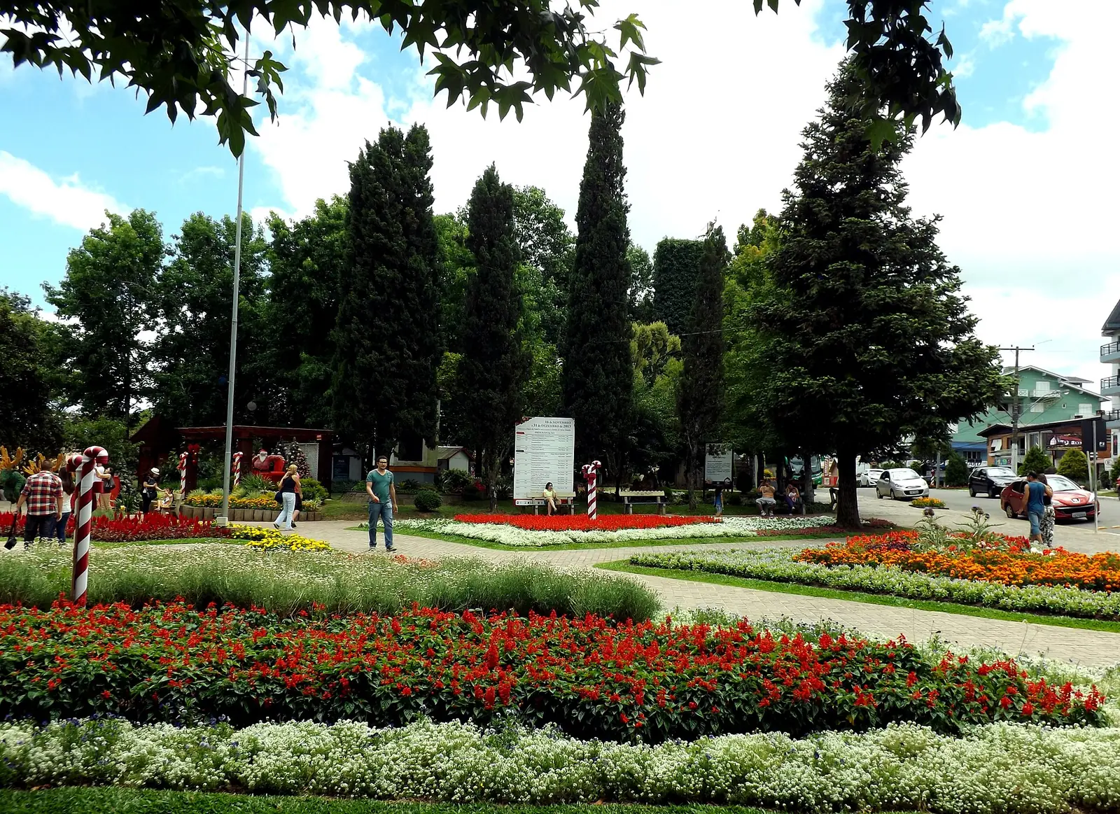 Canteiros de flores vermelhas e brancas na Praça das Flores