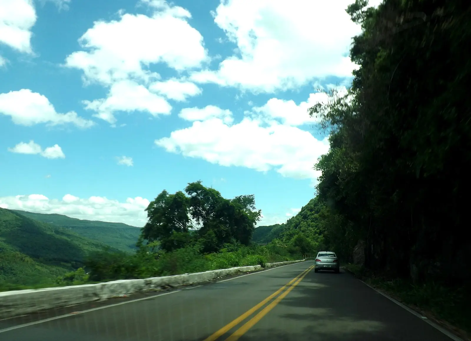 Estrada da Rota Romântica descendo a serra entre matas, perto de Nova Petrópolis