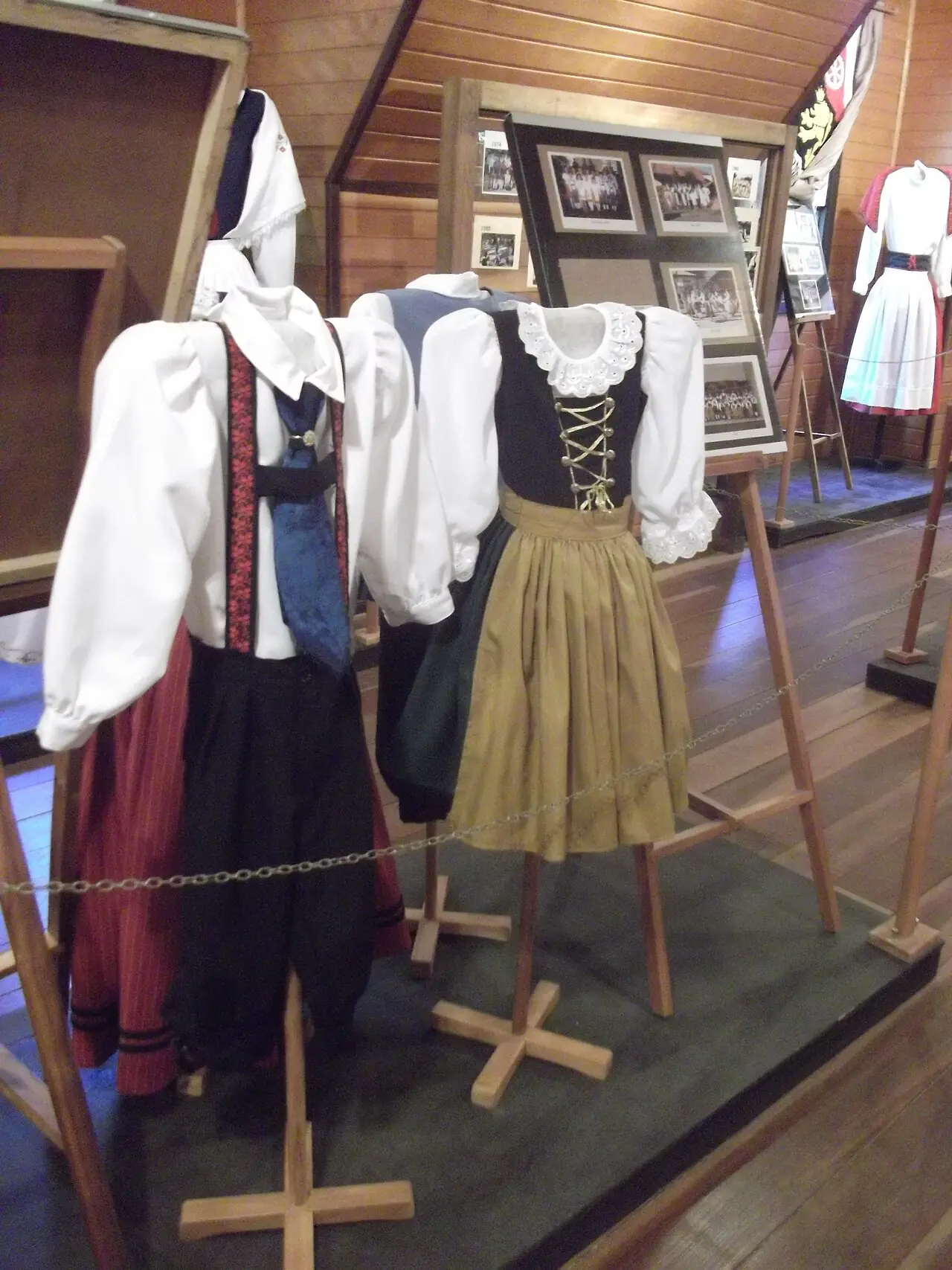 Trajes típicos alemães expostos no museu do Parque Aldeia do Imigrante